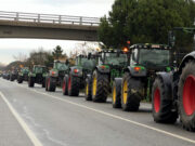 Una seixantena de tractors surten de Caldes en direcció l’Eix per protestar contra la gestió de la fauna cinegètica