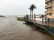 El temporal deixa carrers negats a Llançà i l’Ajuntament està pendent de si es desborda la riera