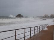 Blanes tanca els accessos al passeig marítim per les onades i centra l’atenció en el cabal de la Tordera