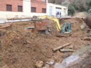 Anglès ofereix camions cisterna mentre els operaris arreglen la canonada que els ha deixat sense subministrament