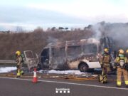 Una furgoneta s’encén en flames al mig de la N-II a Bàscara