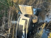 Beu més del compte, agafa el cotxe i acaba bolcat dins d’un canal a Castelló d’Empúries
