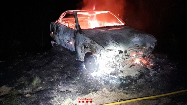 Imatge del cotxe en flames a Can Rovellat (Bombers)