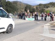 Veïns de la vall de la Llémena tallen la GIV-5313 en contra del projecte d’ampliació de la carretera