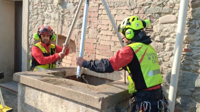 Imatge del rescat del noi al pou de Flaçà (Bombers)