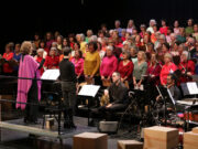 150 cantaires majors de 60 anys omplen el Teatre Municipal el Jardí de Figueres amb la cantata ‘A la ciutat’