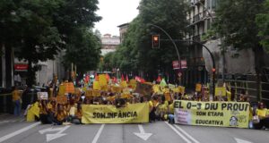 Mig miler d’educadores infantils es manifesten a Girona per “dignificar” l’etapa dels 0 als 3 anys