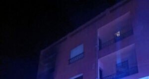 Tres ferits i una vintena de desallotjats per un incendi en un hostal al centre de Roses
