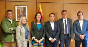 Niubó destaca “la importància de la dimensió educativa” de les colònies després de reunir-se amb la patronal del sector