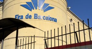 Unes 200 persones fan cua a Fira de Montjuïc pel procés de regularització, algunes des de les sis del matí