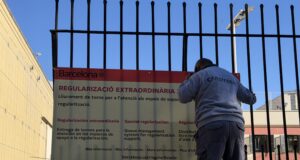 Unes 200 persones fan cua a Fira de Montjuïc pel procés de regularització, algunes des de les sis del matí