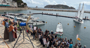 Unes 200 persones es mobilitzen a l’Estartit contra els macroprojectes de renovables a l’Empordà