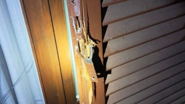 Imatge de la porta del habitatge on es va produïr el robatori (Policia local de Castelló d'Empúries)