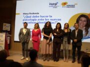 Els adolescents construeixen la seva identitat sota la pressió dels likes, els filtres i la IA