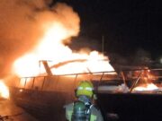 Un vaixell queda completament calcinat després d’un incendi a Castelló d’Empúries