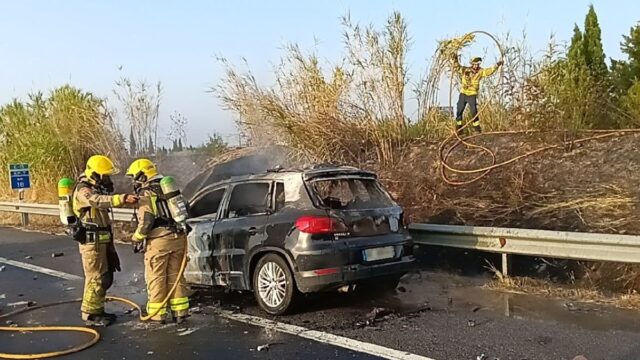 Imatge de l'incendi d'un vehicle a l'AP-7, a Pont de Molins (Bombers)