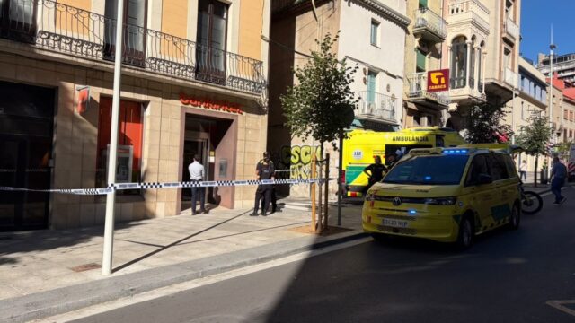 Imatge de la sucursal bancària on s'ha produït l'infart d'un veí de la vila (Guàrdia Urbana de Figueres)