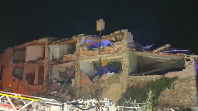 Imatge de l'estat de l'hotel de Vilanova de la Muga després de l'explosió (Bombers)