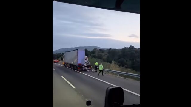 Imatge del camió accidentat al km 10 de l'AP-7 (Anti-Radars Garrotxa)