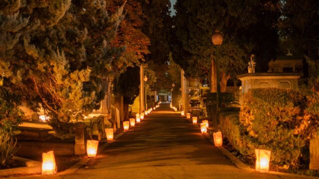 Imatge d'una visita nocturna al cementiri de Figueres (Ajuntament de Figueres)